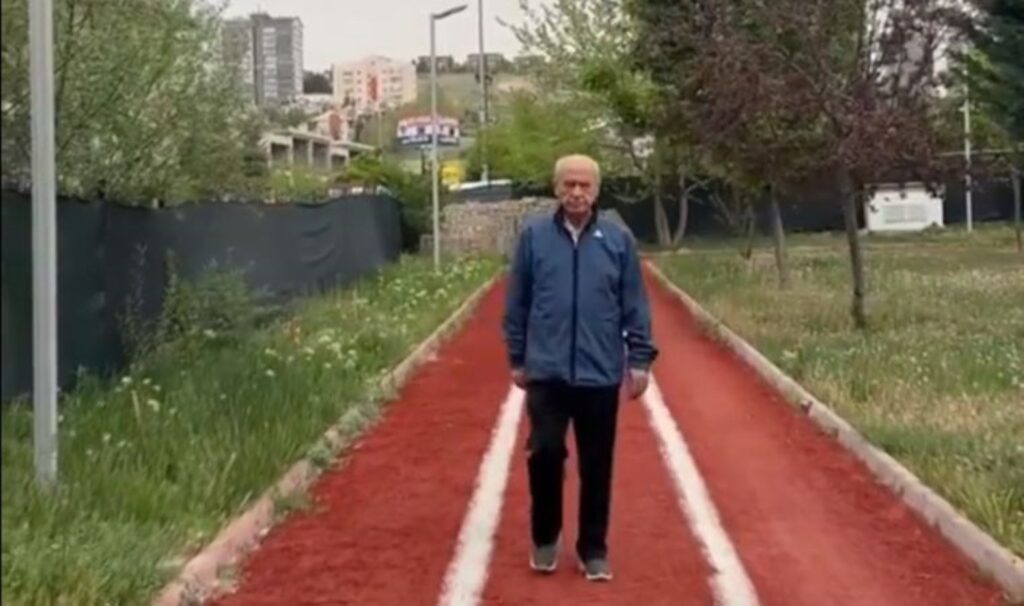 Siyasi kulislerde herkes bu soruya cevap arıyor : Devlet Bahçeli’nin şarkılı göndermesi kime?