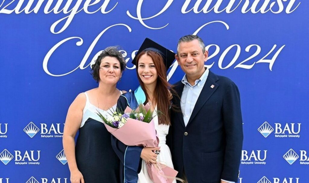 CHP Genel Başkanı Özgür Özel, kızının mezuniyet törenine katıldı
