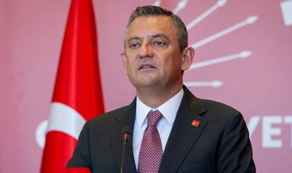 CHP Genel Başkanı Özgür Özel’in ayağı kırıldı