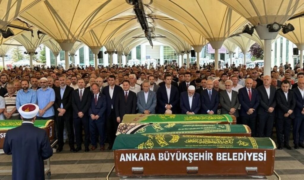 Saadet Partisi Genel Başkanı Temel Karamollaoğlu’nun annesi son yolculuğuna uğurlandı