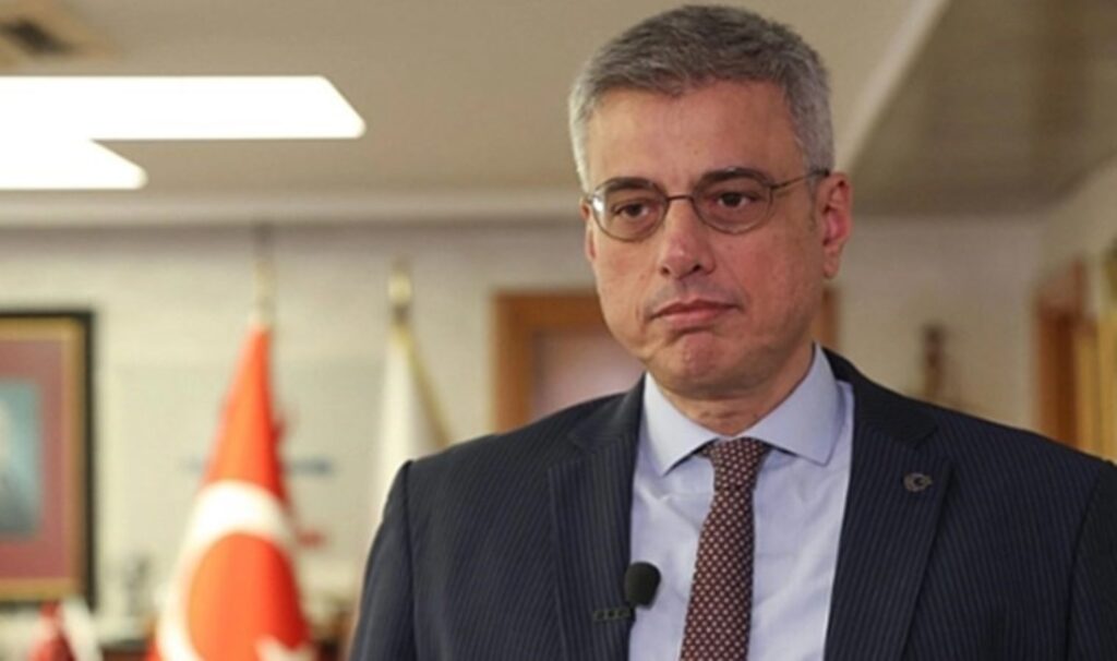 Yeni Sağlık Bakanı’nın  ‘Edebe, adaba ve inanca uygun giyinin’ genelgesi sosyal medya da gündem oldu