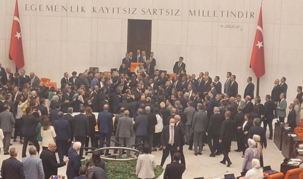 TBMM’de Can Atalay özel oturumu karıştı: AKP’lilerden tekme tokat saldırı…Alpay Özalan yine başrollerde