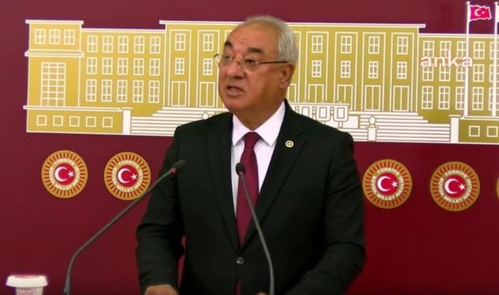 DSP Genel Başkanı Aksakal’dan Bahçeli’ye tepki: “İmralı sakininin, Gazi Meclis’te PKK terör örgütüne teslim ol çağrısı yapmasını beklemesi, akıllara durgunluk verecek bir tutumdur”