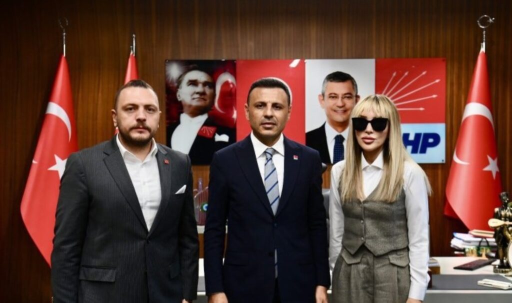 Hayvan hakları için siyasete atılacağını söyleyen Seren Serengil’den CHP’ye ziyaret