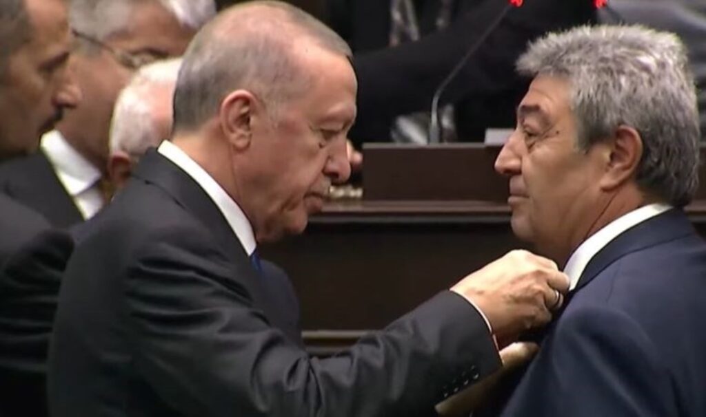 İYİ Parti’den istifa eden Kayseri Milletvekili Dursun Ataş, AKP’ye katıldı. Rozetini Erdoğan taktı