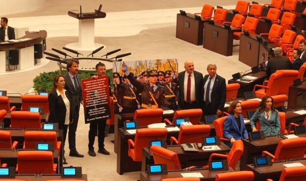 CHP’den Teğmenlere TBMM Genel Kurulunda destek: Genel Kurul salonuna pankartla girdiler