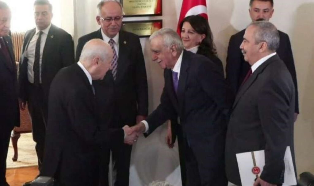 Bahçeli kapıda karşıladı…DEM Parti heyeti ile Devlet Bahçeli görüşmesi sona erdi.