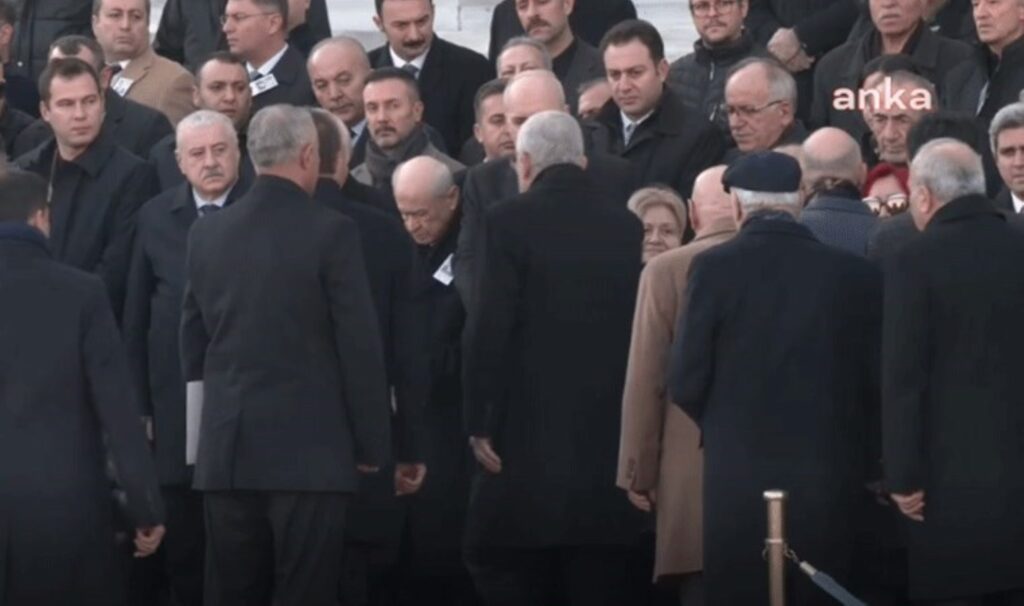 Nahit Menteşe’nin cenazesinde bir araya geldiler…Müsavat Dervişoğlu ve Devlet Bahçeli tokalaşmadı