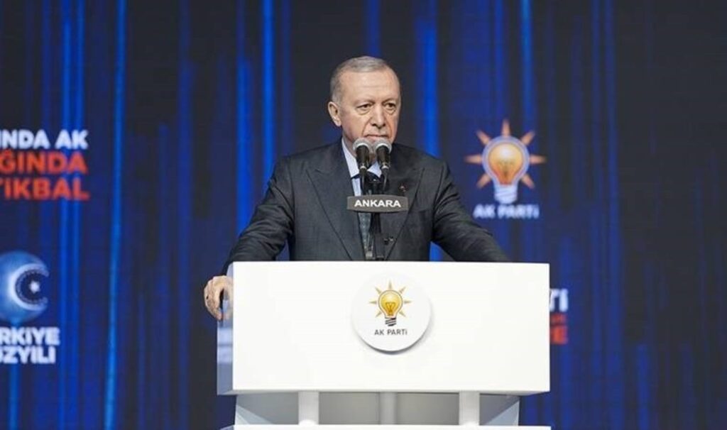 Cumhurbaşkanı Erdoğan, yeniden AKP genel başkan seçildi